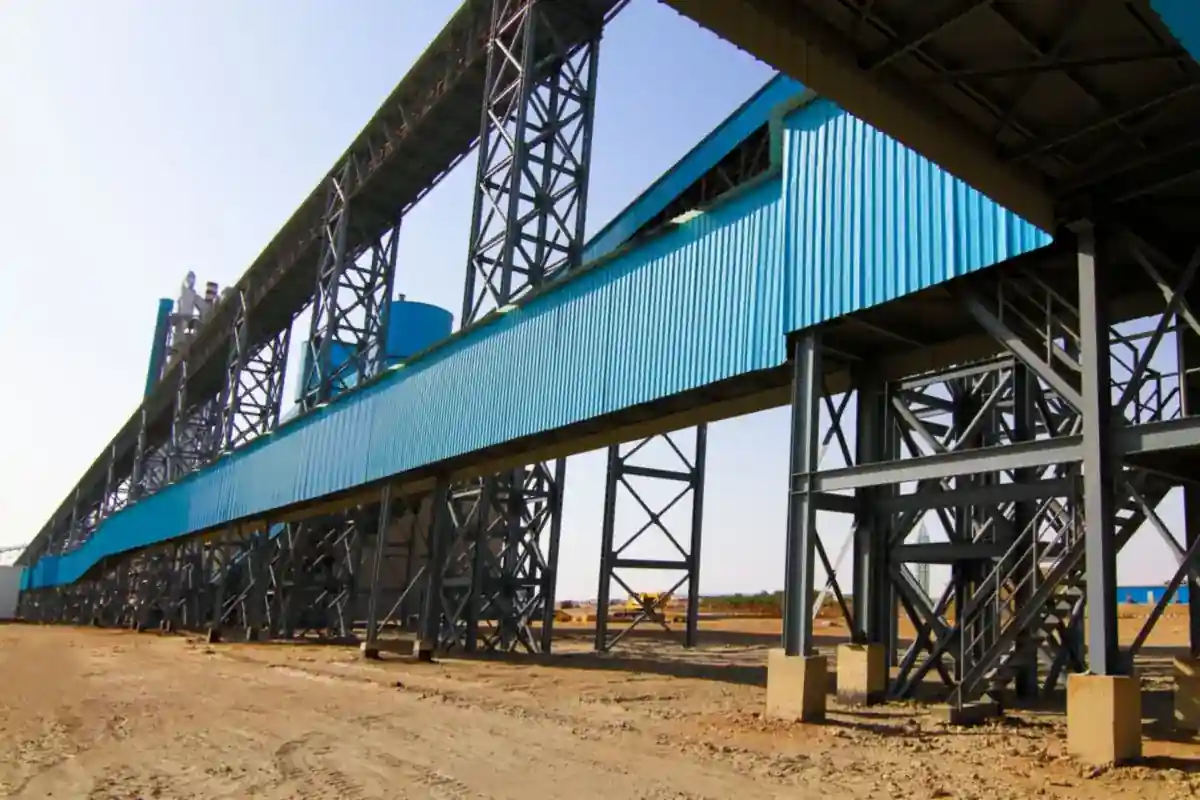 Blauwe metalen gevelbekleding aan een stalen industriële constructie.