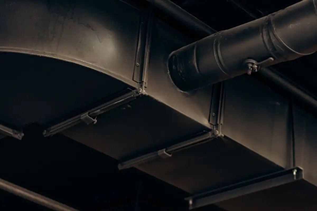 Metalen ventilatiekanalen onder het plafond van een gebouw.