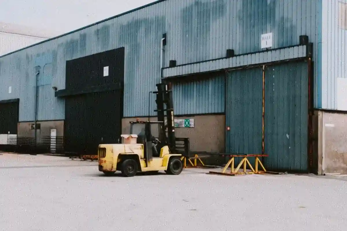 Heftruck bij de laadruimte van een magazijn.
