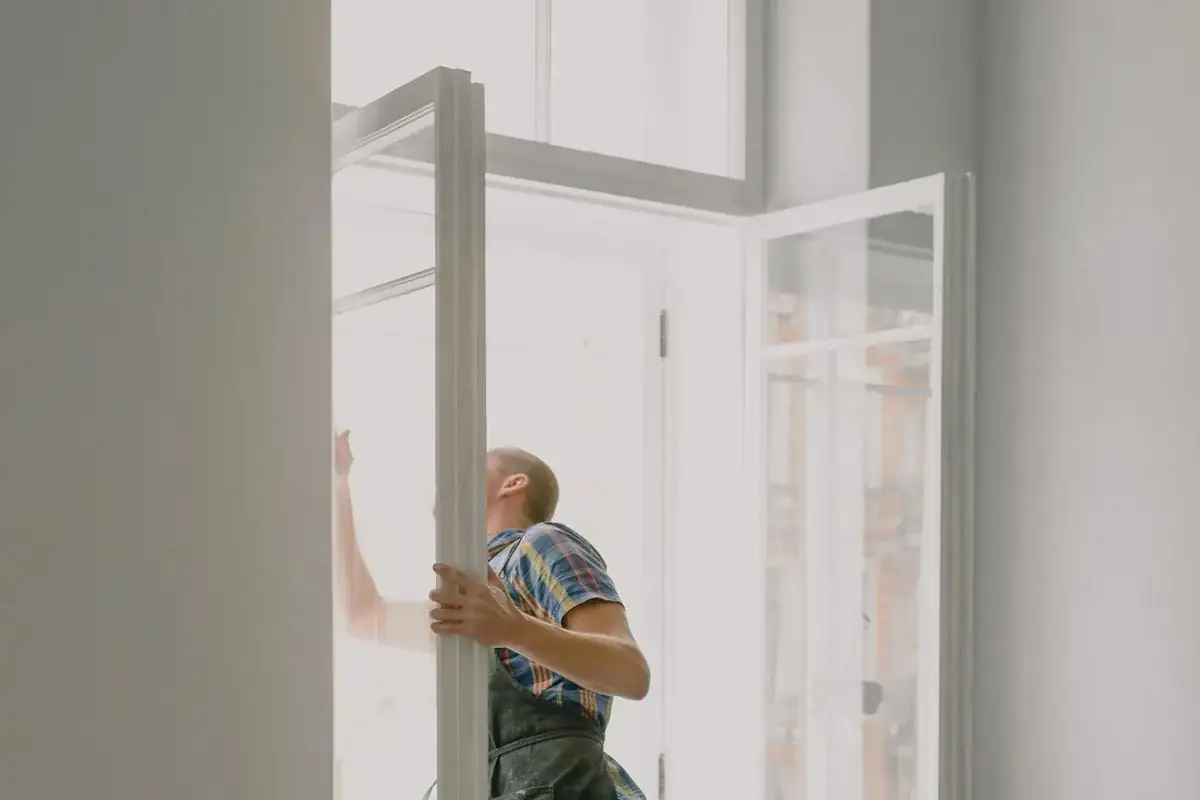 Monteur werkt aan een raamkozijn tijdens een renovatie.